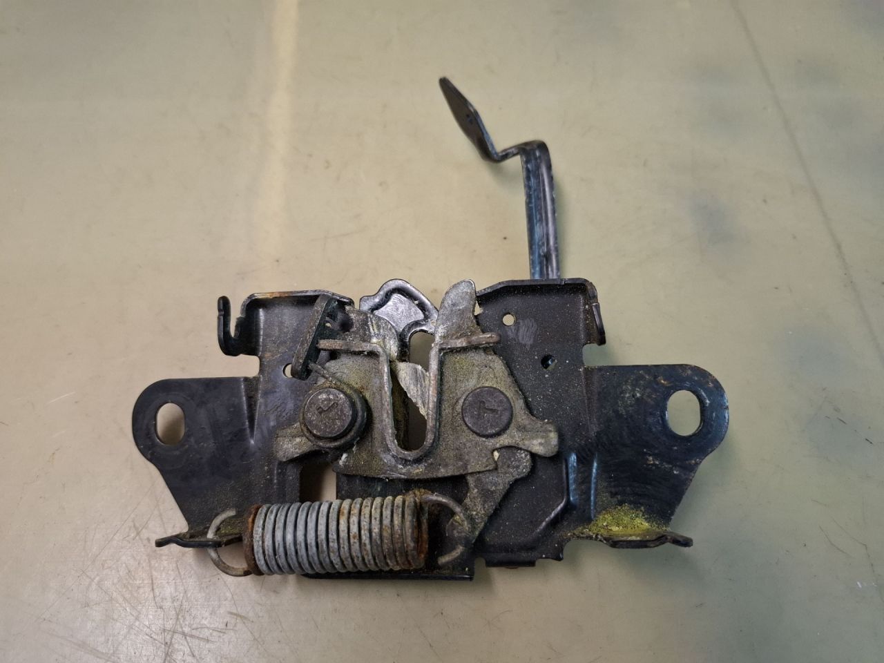 замок капота Mazda CX-5 2 поколение KF 2018, 2.5 л., PYY1, бензин, АКПП, серый/46g, внедорожник 5 дв., полный привод - фото №1