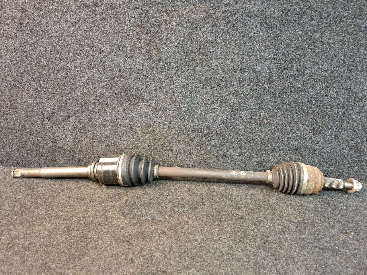 полуось передняя правая (приводной вал, ШРУС) Mitsubishi ASX 1 поколение 2012, 2.0 л., 4B11, бензин, АКПП, черный, внедорожник 5 дв., полный привод - фото №1