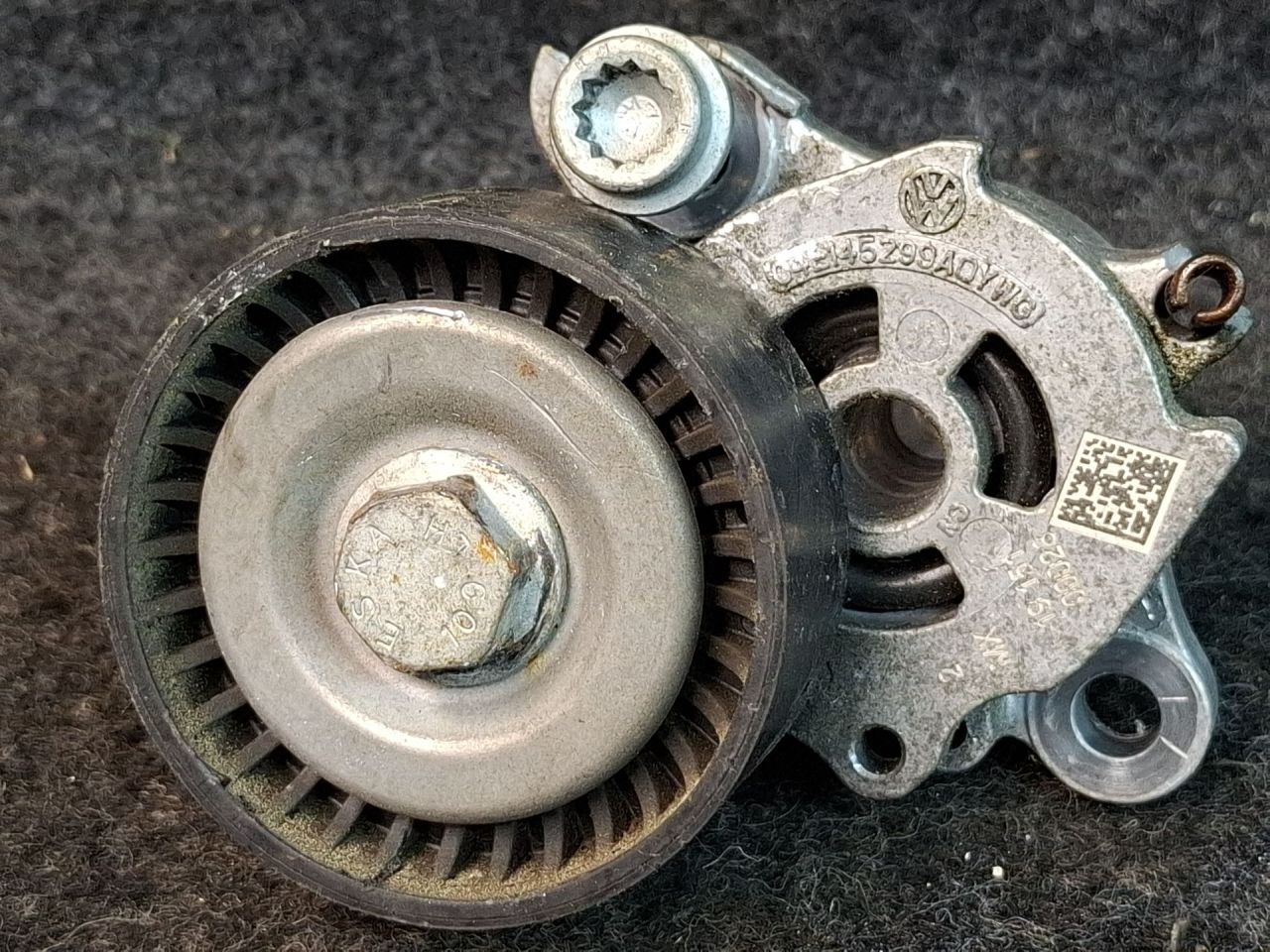 натяжитель Volkswagen Jetta 7 поколение 2019, 1.4 л., бензин, АКПП, серый, передний привод, 04E145299AOYWG - фото №1