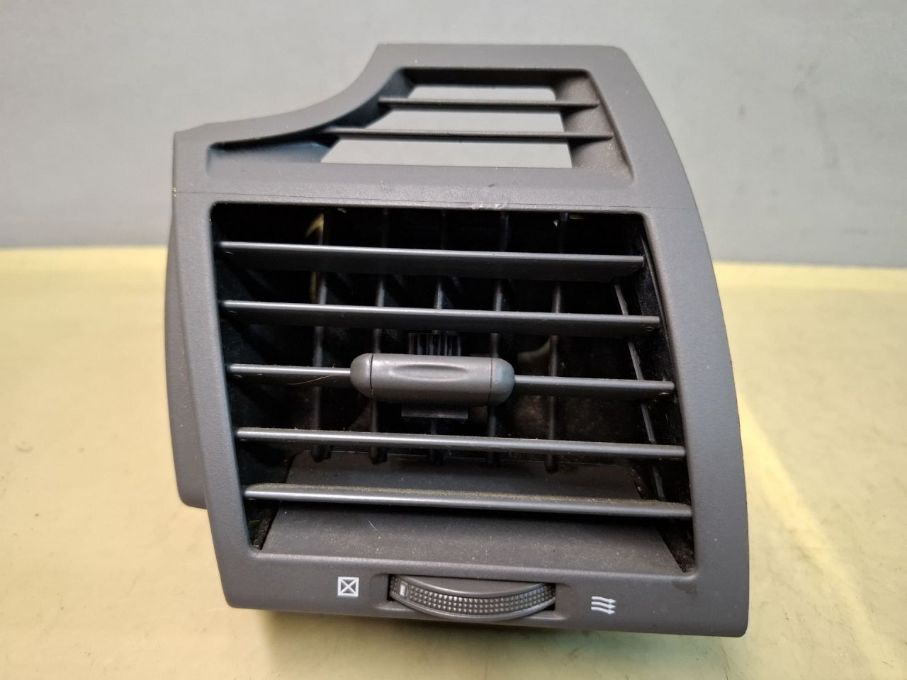 дефлектор обдува салона Toyota Camry 7 поколение XV40 ACV40 2009, 2.4 л., 2AZ-FE, бензин, АКПП, синий, седан, передний привод - фото №1