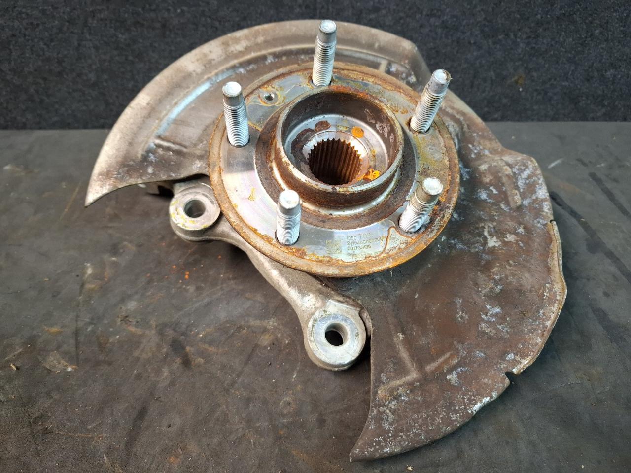 кулак поворотный левый Chevrolet Malibu 9 поколение 2017, 1.5 л., бензин, АКПП, черный, седан, передний привод, 23384197 - фото №1