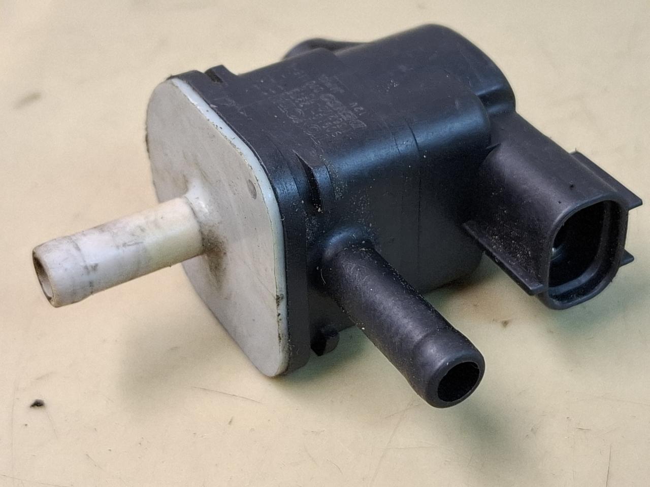 клапан вентиляции топливного бака Toyota Camry 7 поколение XV40 2009, 3.5 л., 2GR-FE, бензин, передний привод, 9091012276 - фото №1