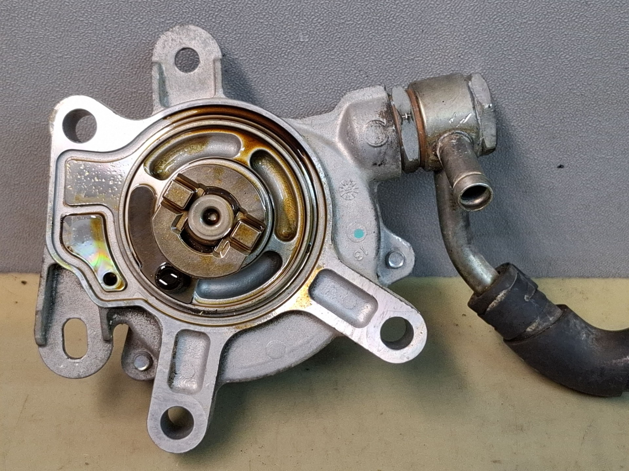 насос вакуумный Mazda 3 3 поколение 2016, 2.0 л., PEY4, бензин, МКПП, PE0718G00 - фото №1