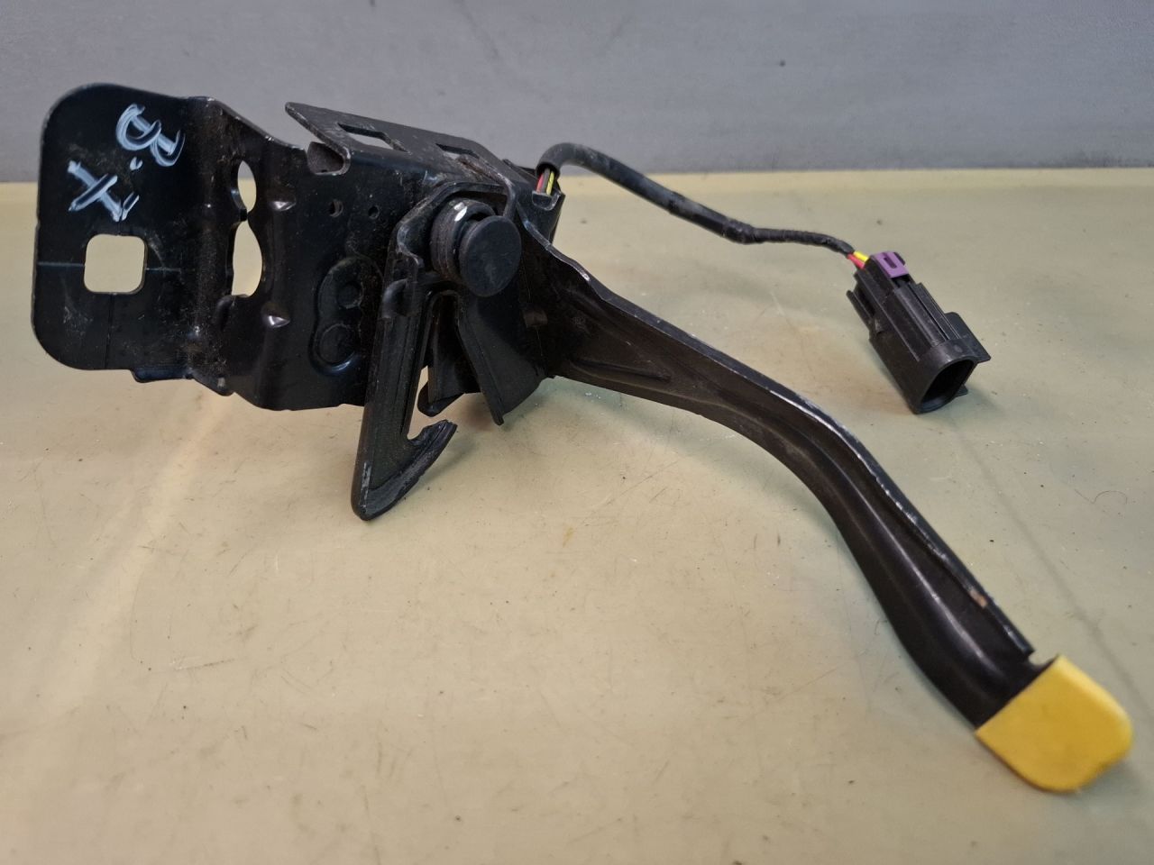 замок капота Chevrolet Equinox 3 поколение 2018, 2.0 л., бензин, АКПП, передний привод, 84300383 - фото №1