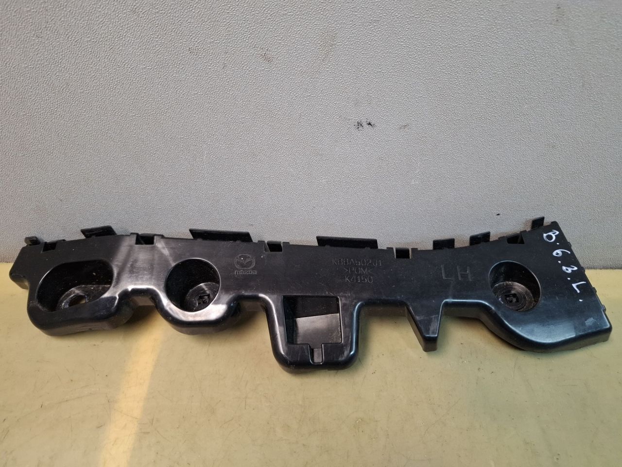 Крепление бампера заднего Mazda CX-5 2 поколение KF 2018, 2.5 л., PYY1, бензин, АКПП, серый/46g, внедорожник 5 дв., полный привод, KB8A502J1 - фото №1