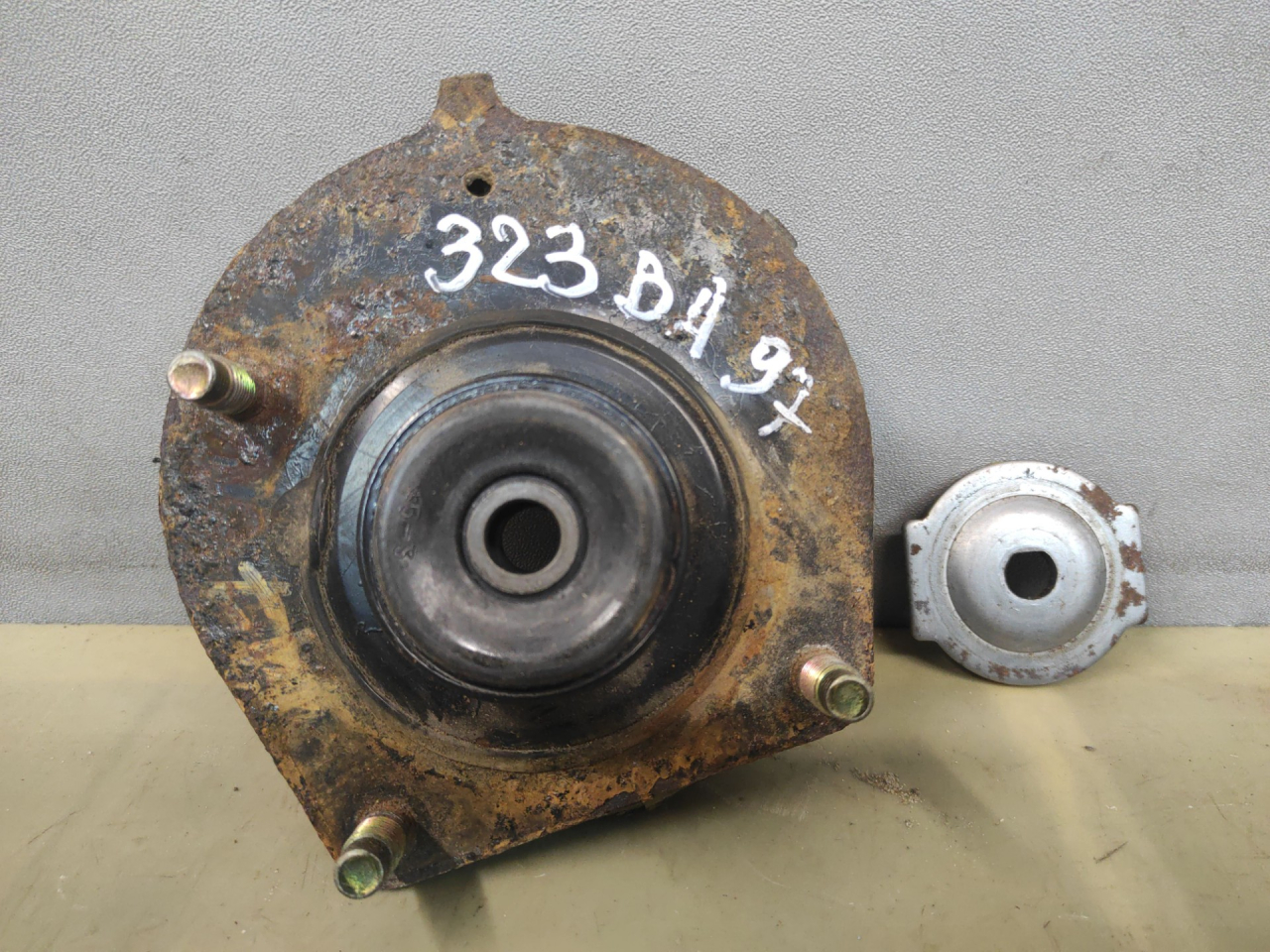 опора амортизатора верхняя (чашка) Mazda 323 5 поколение 1997 - фото №1