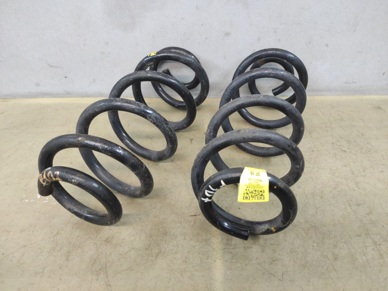 пружина задняя Chevrolet Equinox 3 поколение 2019, 1.5 л., бензин, АКПП, белый 140х, минивэн, передний привод, 23463154 - фото №1