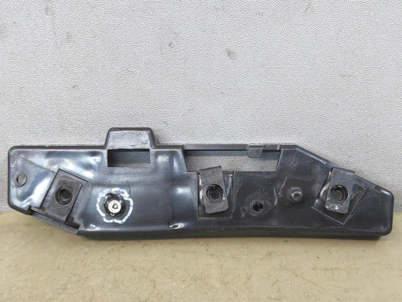 крепление бампера Ford Edge 2 поколение CD539 2018, 2.0 л., бензин, АКПП, черный, внедорожник 5 дв., полный привод, FT4B17D958AC - фото №1