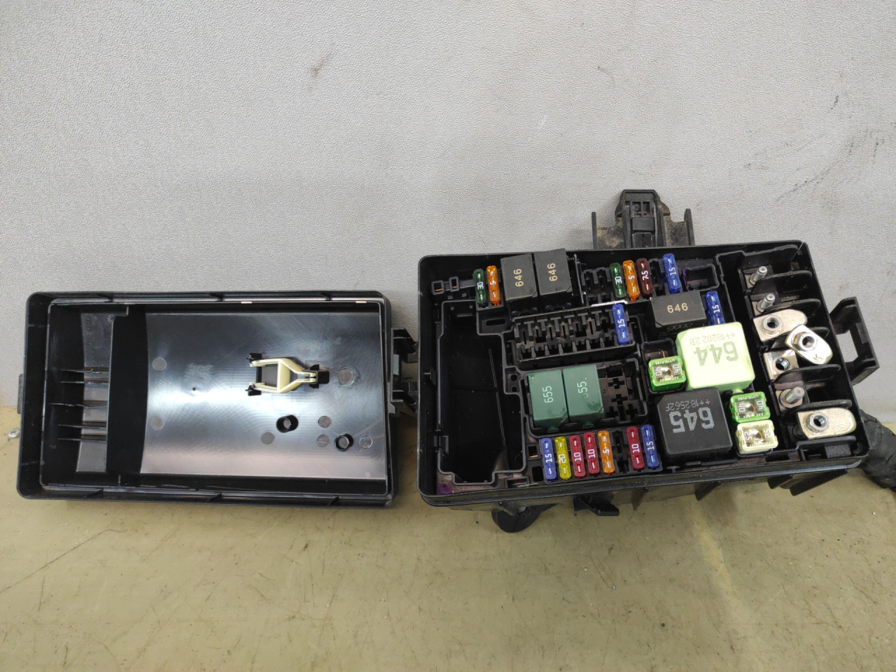 блок предохранителей Volkswagen Jetta 7 поколение 2019, 1.4 л., бензин, АКПП, синий, седан, передний привод, 5Q0.907.361.F - фото №1