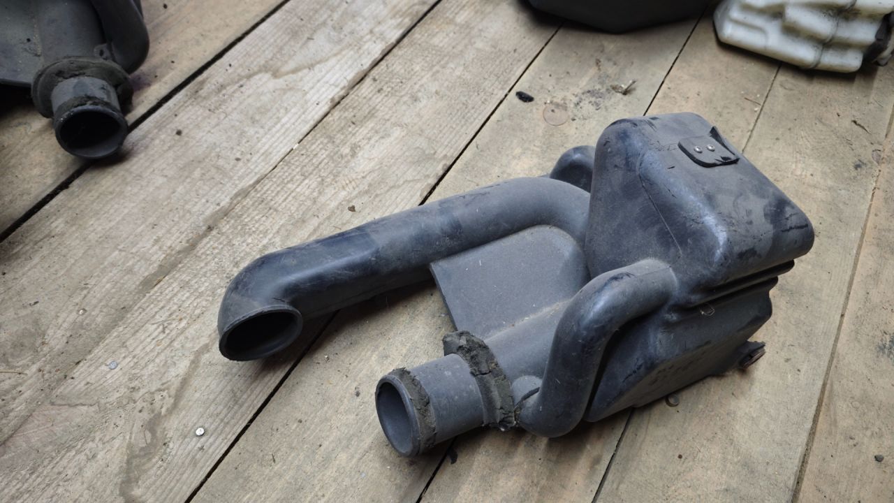 резонатор воздушного фильтра Mazda Premacy 1 поколение 2001, 2.0 л., дизель - фото №1