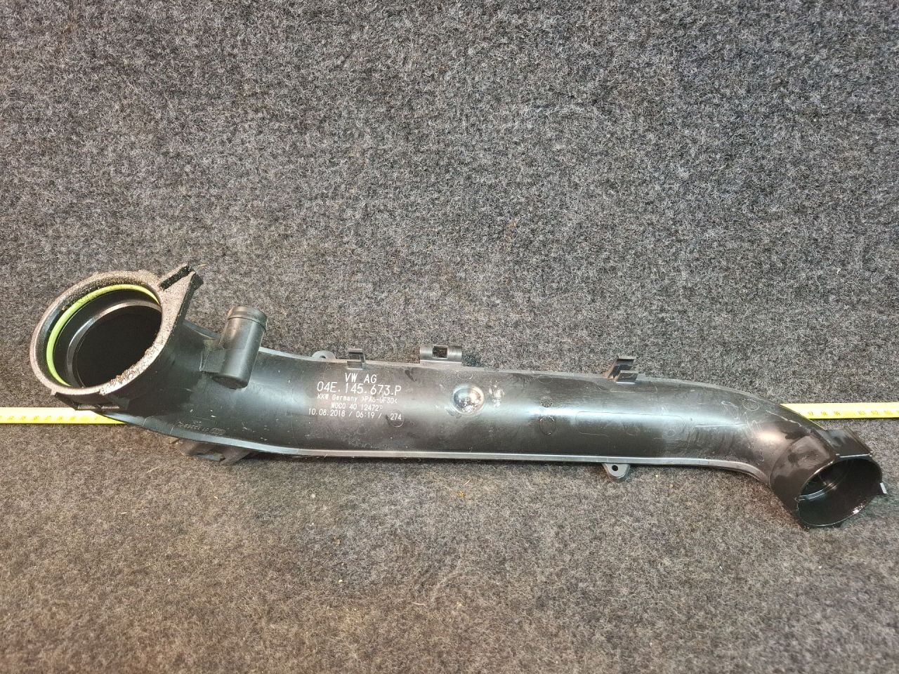 патрубок интеркулера Volkswagen Jetta 7 поколение 2019, 1.4 л., бензин, АКПП, серый, передний привод, 04E145673P - фото №1