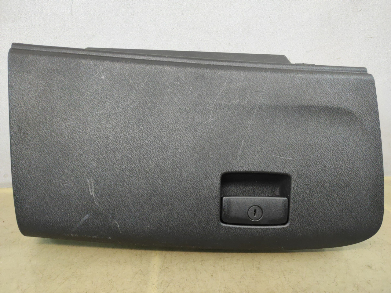 бардачок Suzuki Kizashi 1 поколение 2012, 2.4 л., J24B, бензин, АКПП, красный, седан, полный привод, 7341257L1 - фото №1