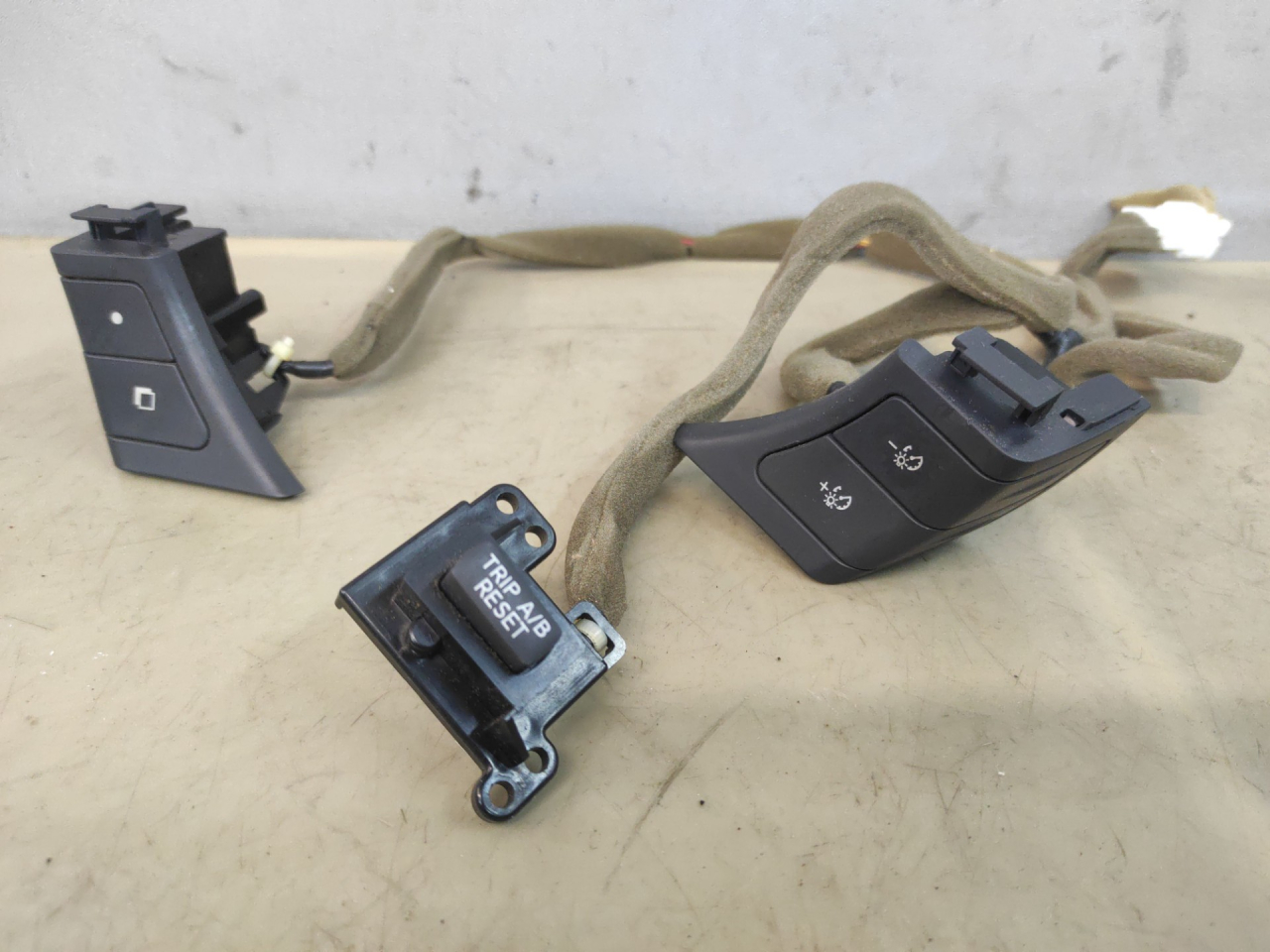 кнопки управления на руле Infiniti G 4 поколение 2008, 3.7 л., бензин, АКПП, купе, задний привод - фото №1