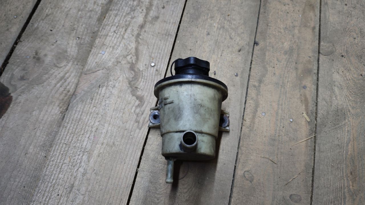 бачок гидроусилителя Mazda Tribute 1 поколение 2004 - фото №1