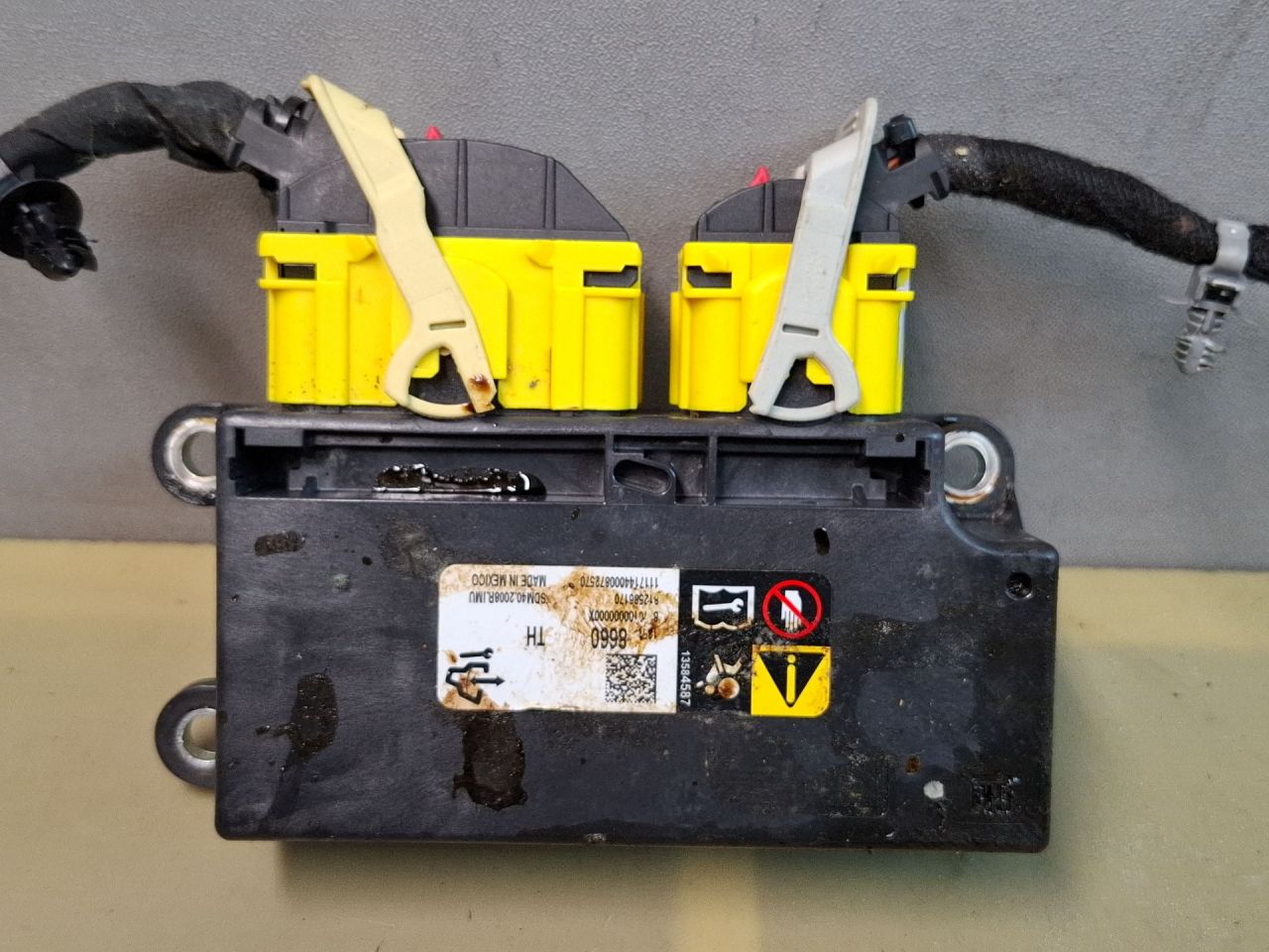 блок AirBag Chevrolet Malibu 9 поколение 2018, 1.5 л., бензин, АКПП, бордовый, передний привод, 13584587 - фото №1