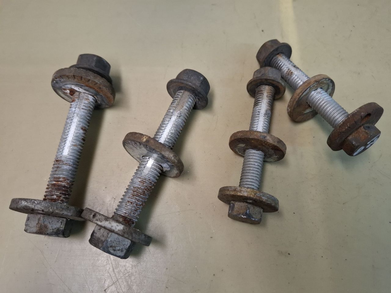 болт развальный Chevrolet Blazer 3 поколение 2019, 3.6 л., бензин, АКПП, белый, полный привод - фото №1