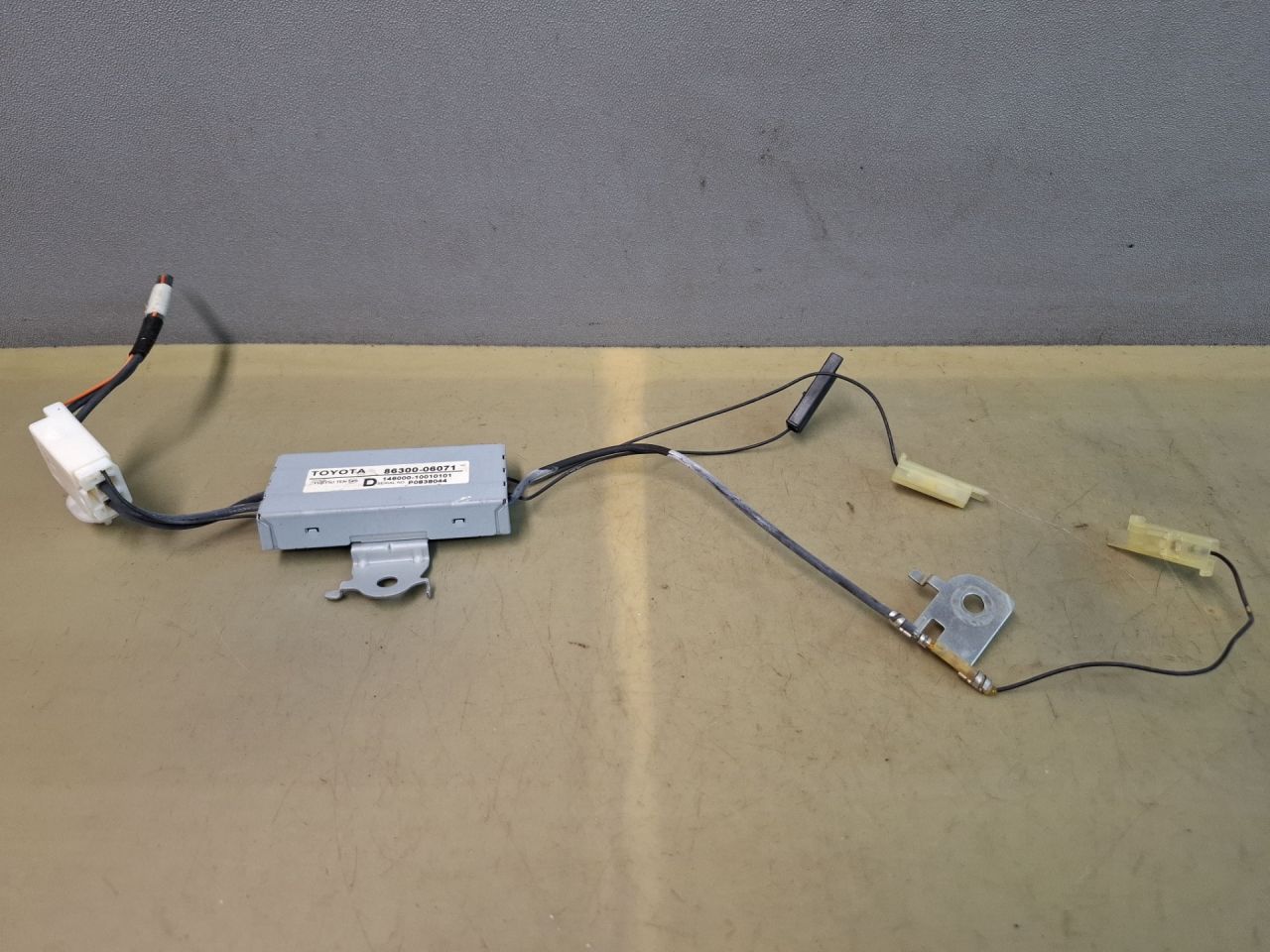 усилитель антенны Toyota Camry 7 поколение XV40 ACV40 2009, 2.4 л., 2AZ-FE, бензин, АКПП, синий, седан, передний привод, 8630006071 - фото №1