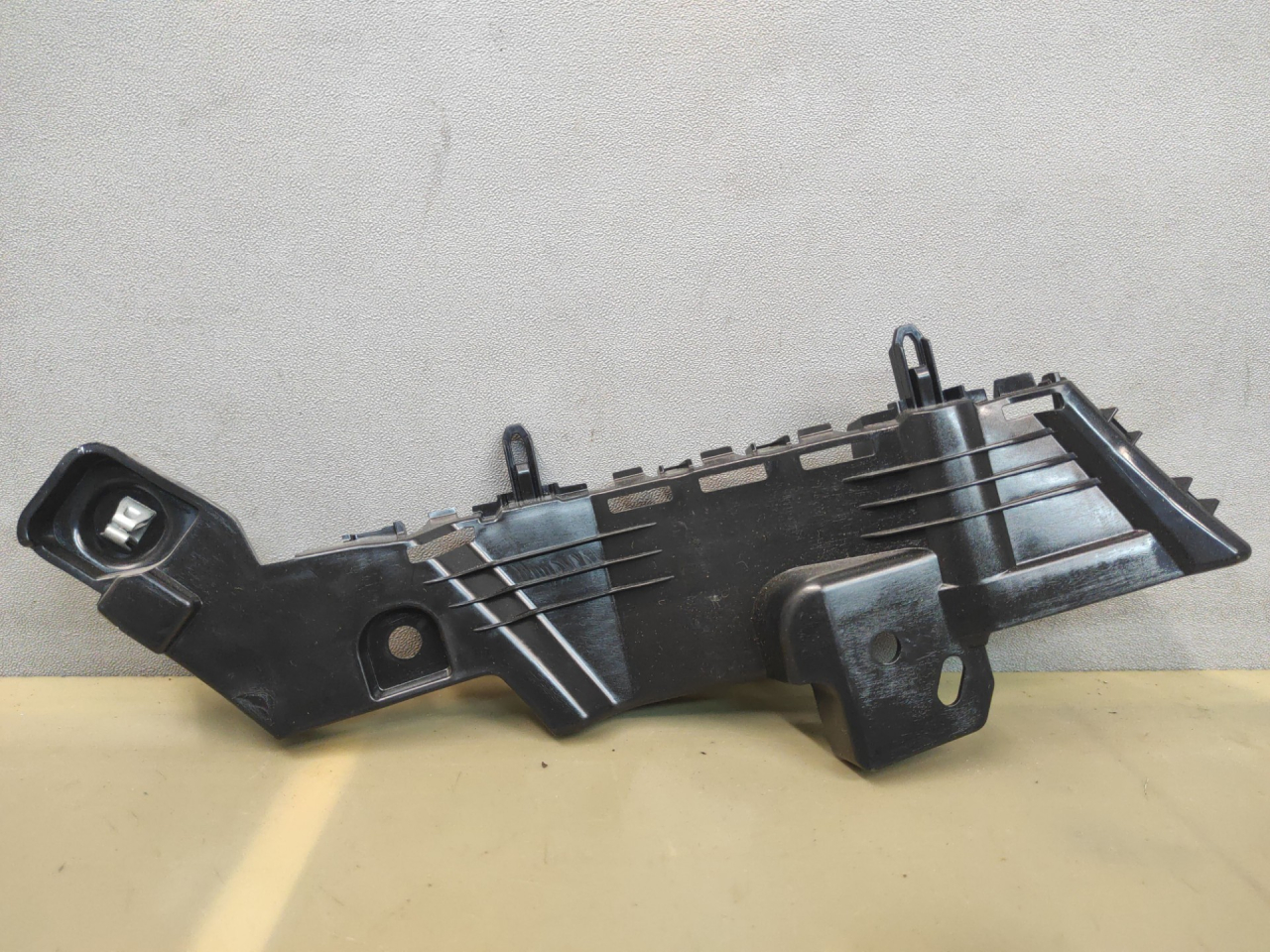 Крепление бампера переднего Buick Encore GX 1 поколение 2022, 42713980 - фото №1