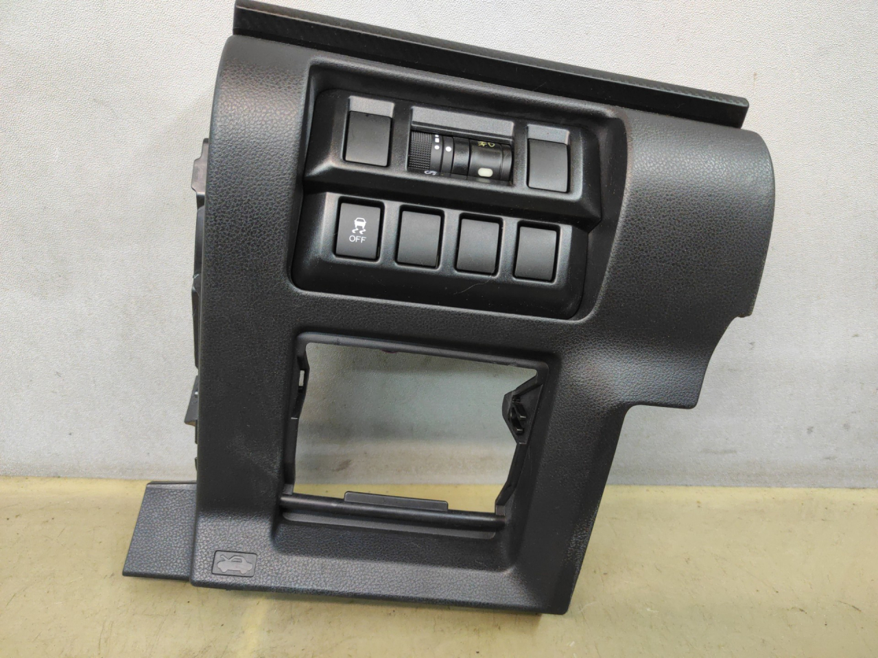 кнопка (выключатель) Subaru Impreza 5 поколение (GK/GT) 2019, 2.0 л., бензин, вариатор, серый, седан, полный привод - фото №1