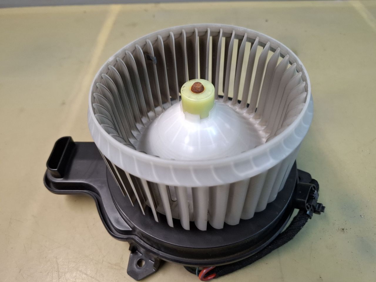 моторчик печки Chevrolet Malibu 9 поколение 2018, 1.5 л., бензин, АКПП, бордовый, передний привод - фото №1