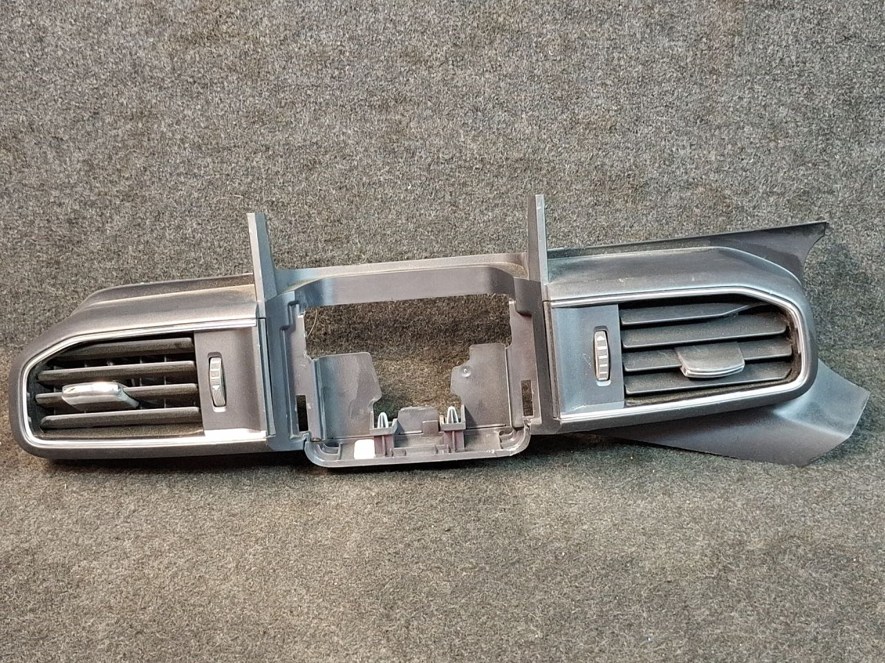 дефлектор обдува салона Ford Explorer 6 поколение U625 2020, 3.0 л., бензин, АКПП, внедорожник 5 дв., полный привод, LB5B-19F648-D - фото №1