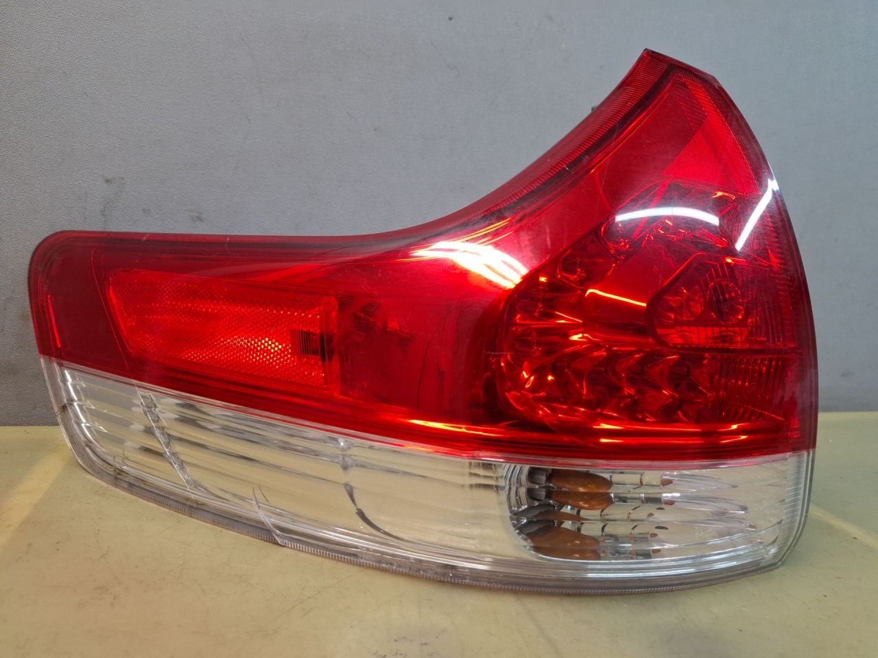 фонарь задний левый Toyota Sienna 3 поколение 2011, 3.5 л., 2GR-FE, бензин, АКПП, серый, передний привод - фото №1