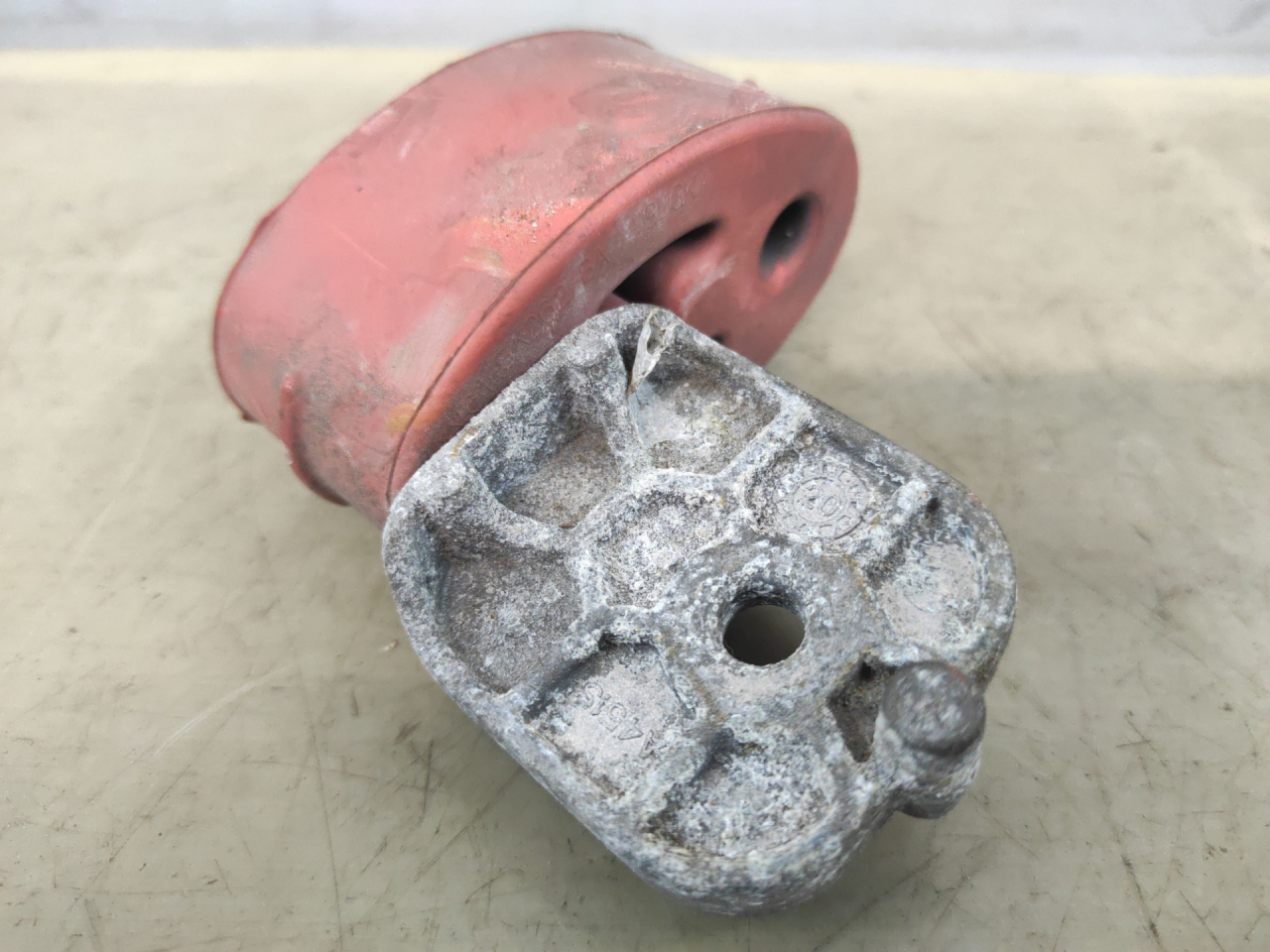 кронштейн глушителя Ford Escape 4 поколение CX482 2021, 2.5 л., гибрид, АКПП, внедорожник 5 дв., полный привод - фото №1