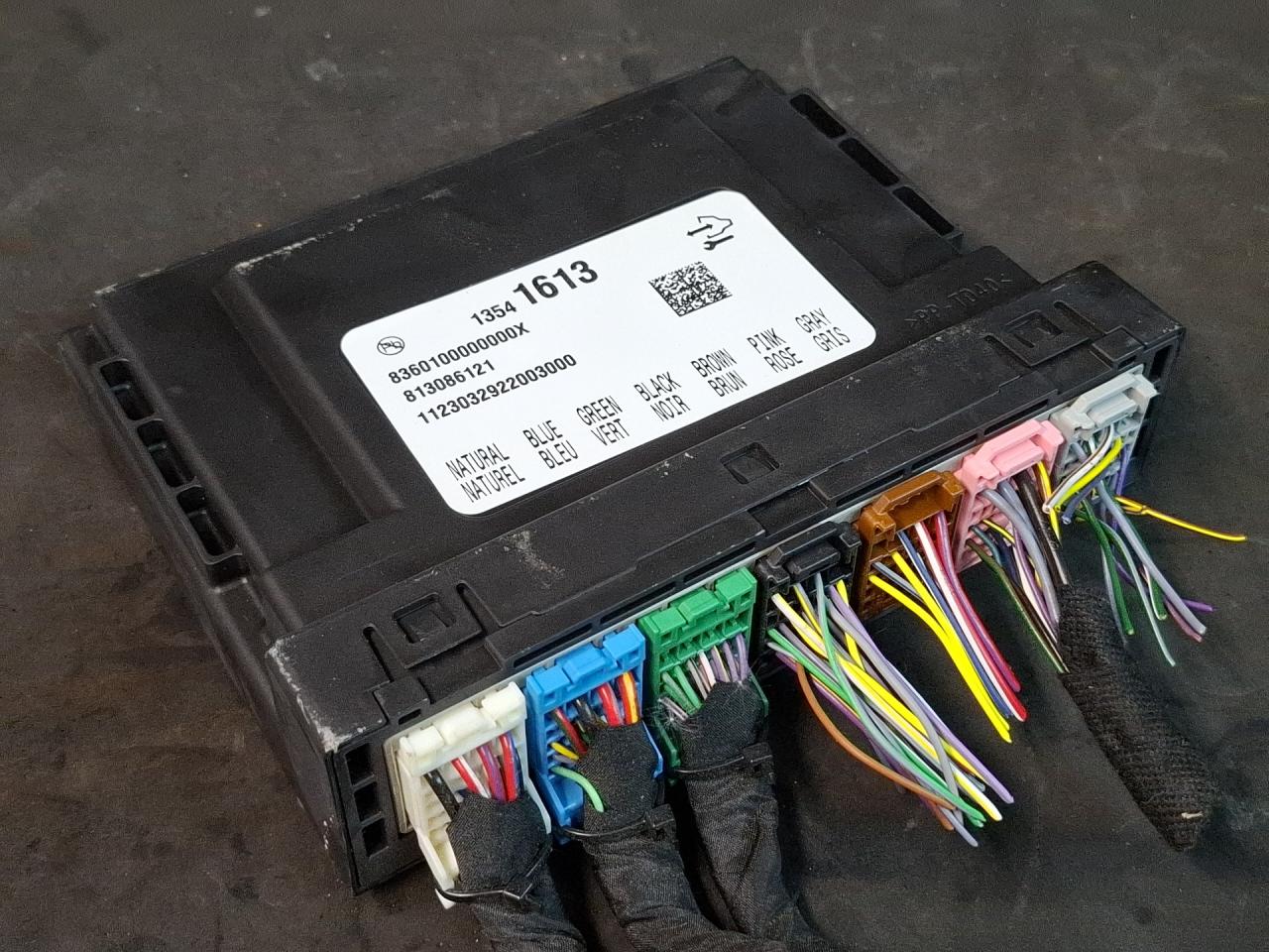 Блок управления BCM (Body Control Module) Chevrolet Trax 2 поколение 2024, 1.2 л., бензин, АКПП, серебристый, хетчбэк 5 дв., передний привод, 13541613 - фото №1