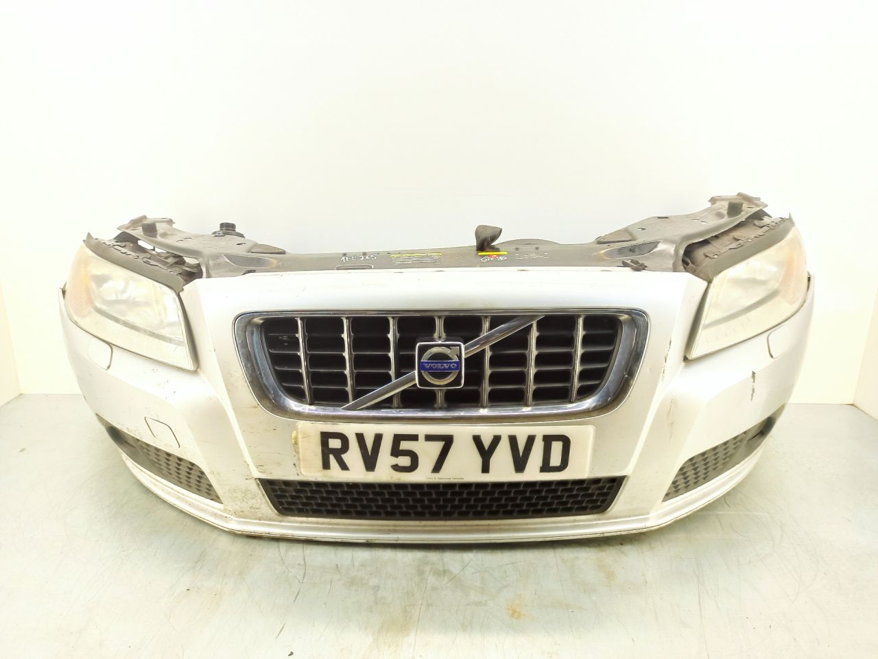 передняя часть (ноускат) Volvo V70 3 поколение 2008, 2.4 л., D, D 5244 T5, дизель, АКПП, серебристый, универсал, передний привод, правый руль, 39883077, 30678627, 31214353, 31214354, 39883982, 39883983 - фото №1