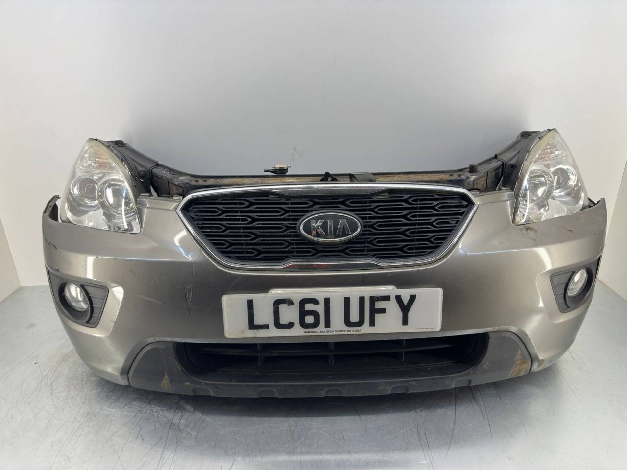 передняя часть (ноускат) Kia Carens 2 поколение 2011, 1.6 л., CRDi, D4FB, дизель, МКПП, серебристый, минивэн, передний привод, правый руль, 86511-1D050, 86350-1D500, 86525-1D050, 86511-1D160, 92101-1D052, 92102-1D052 - фото №1