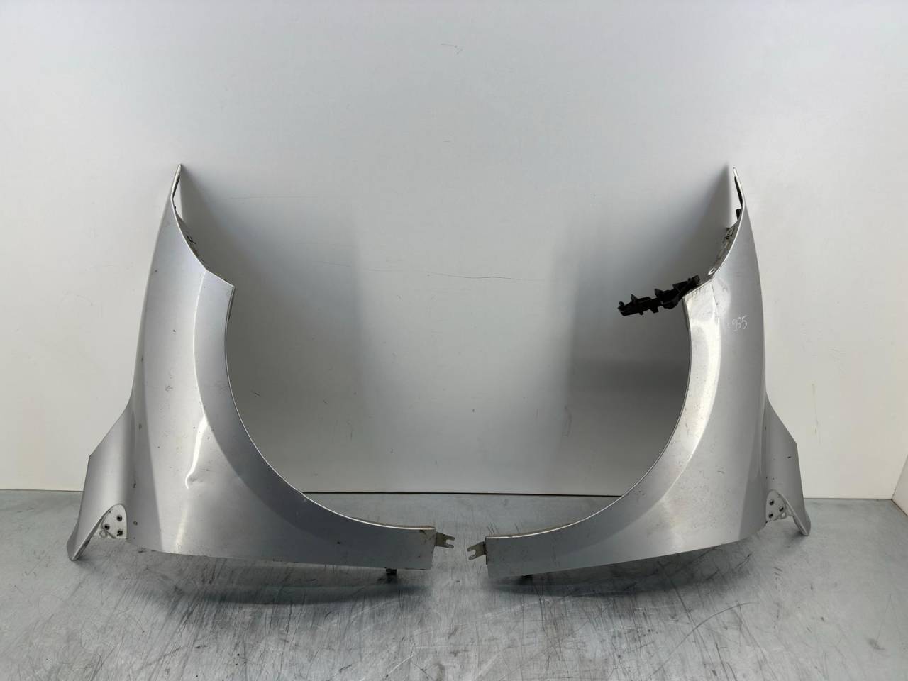 крыло переднее левое Renault Megane 3 поколение 2009, 1.6 л., i, K4M 858, бензин, 6МКПП, серебристый, купе, передний привод, правый руль, 631011470R - фото №1