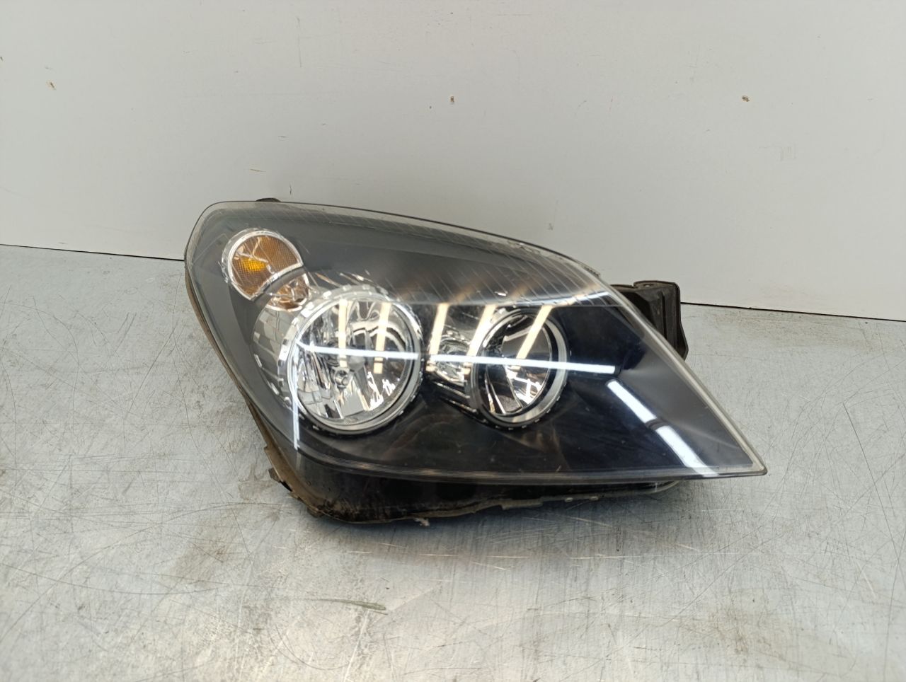 фара правая Opel Astra H 2007, 1.7 л., CDTi, Z 17 DTJ, дизель, 6МКПП, серебристый, хетчбэк 3 дв., передний привод, правый руль, 1LG27037004 - фото №1