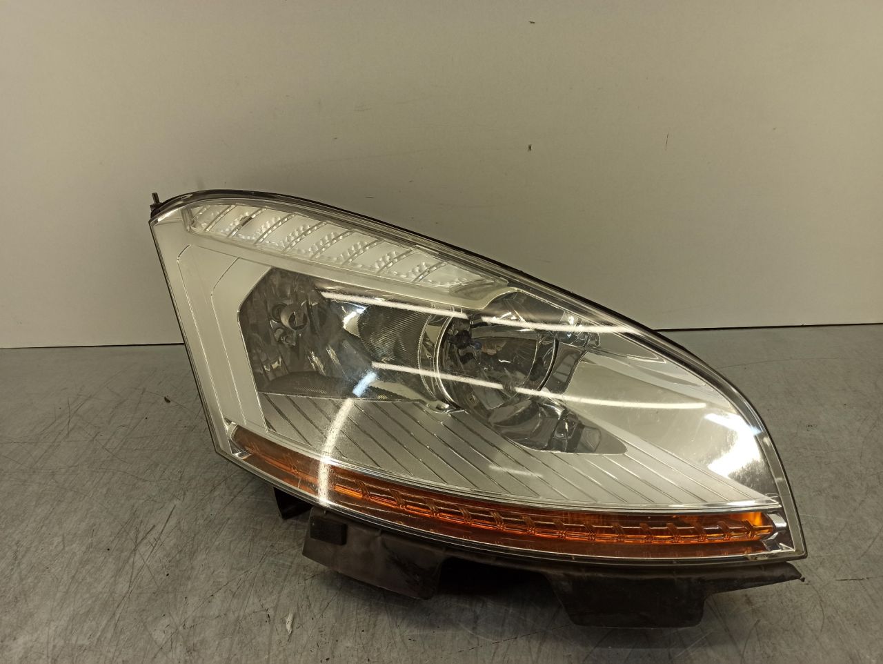 фара правая Citroen C4 Grand Picasso 1 поколение 2010, 1.6 л., HDi, 9HZ (DV6TED4), дизель, 5МКПП, красный, минивэн, передний привод, правый руль - фото №1