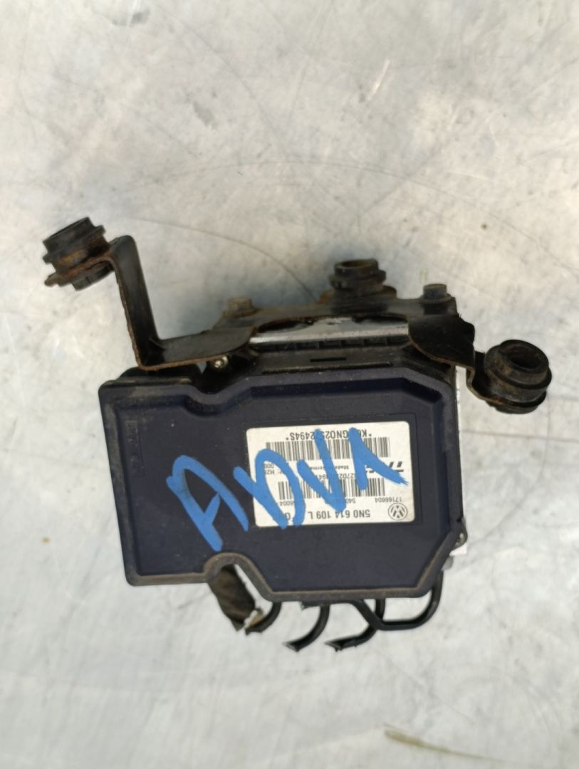 блок ABS Volkswagen Tiguan 1 поколение 2010, 2.0 л., TDi, CFFB, дизель, 6МКПП, внедорожник 5 дв., передний привод, 5N0614109L - фото №1