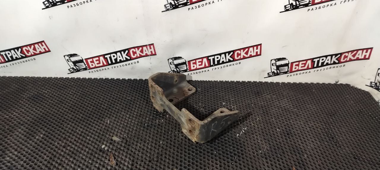 крепление ( кронштейн ) крыла Scania R 5 серия 2012, 11.7 л., DC 12.18, дизель, МКПП, red chilli, задний привод, 1933443 - фото №1