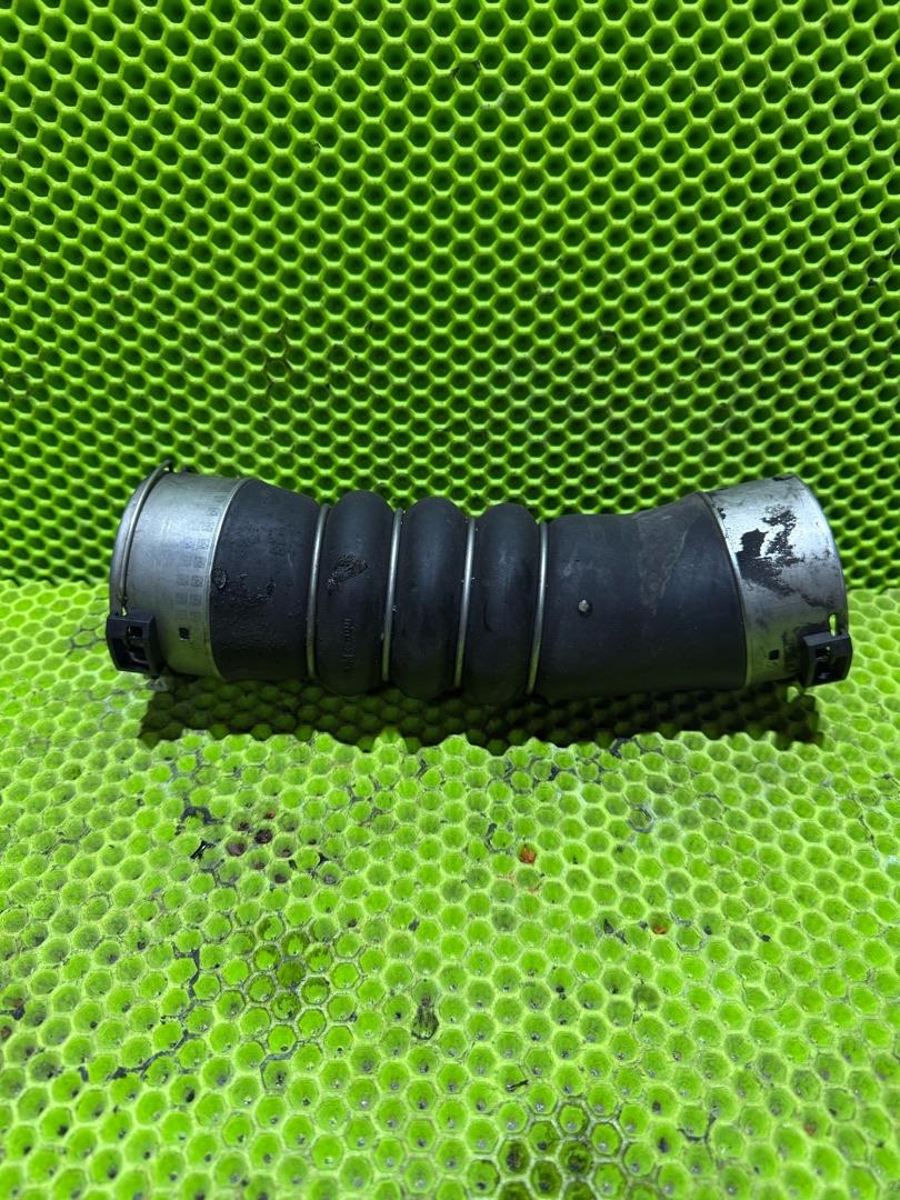 патрубок интеркулера BMW 5 серия F07/F10/F11 2010, 3.0 л., дизель, 7800144, 11279410 - фото №1