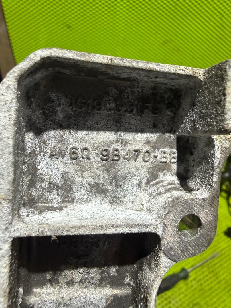 кронштейн двигателя Volvo V40 2 поколение 2012, 1.6 л., D 4162 T, дизель, AV6Q9B470 - фото №1