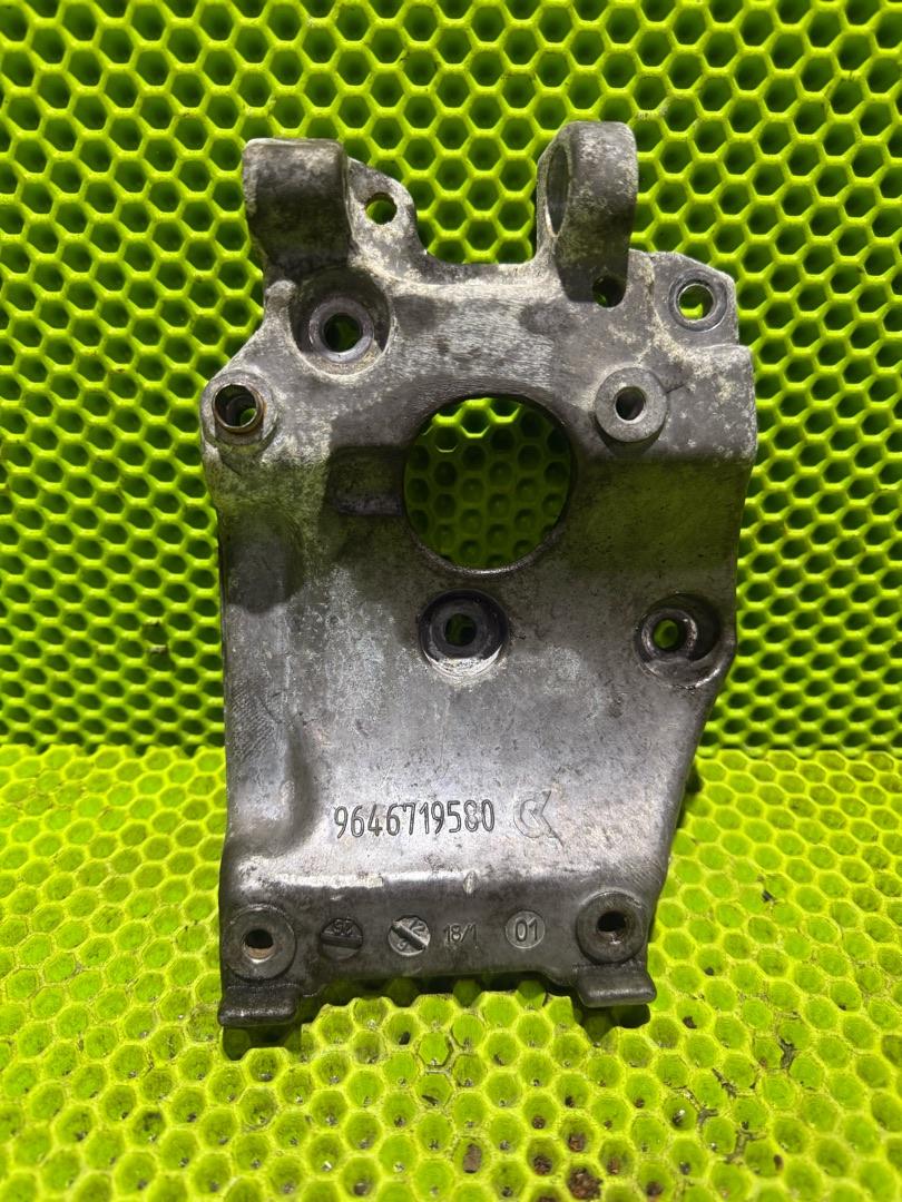 кронштейн компрессора кондиционера Volvo V40 2 поколение 2012, 1.6 л., D 4162 T, дизель, 9646719580 - фото №1