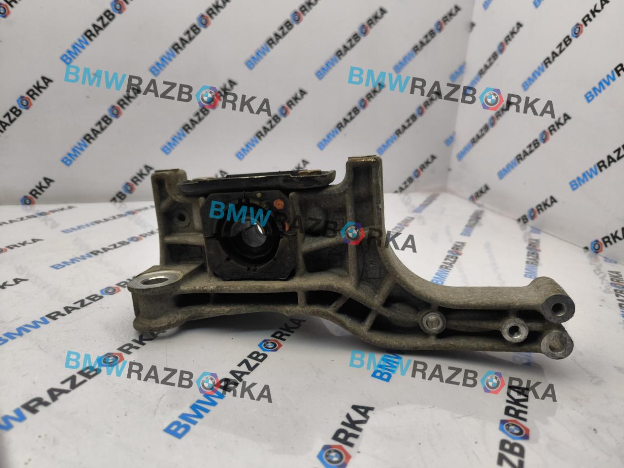 крепление стабилизатора / втулки стабилизатора Porsche Taycan 1 поколение 2022, электро, седан, полный привод, 9J1413357A - фото №1