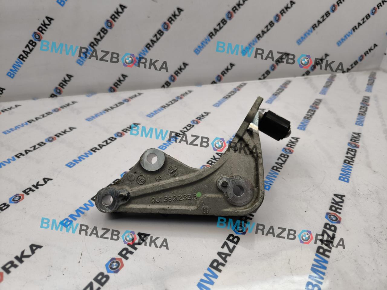 кронштейн двигателя Porsche Taycan 1 поколение 2022, электро, седан, полный привод, 9J1399233B - фото №1