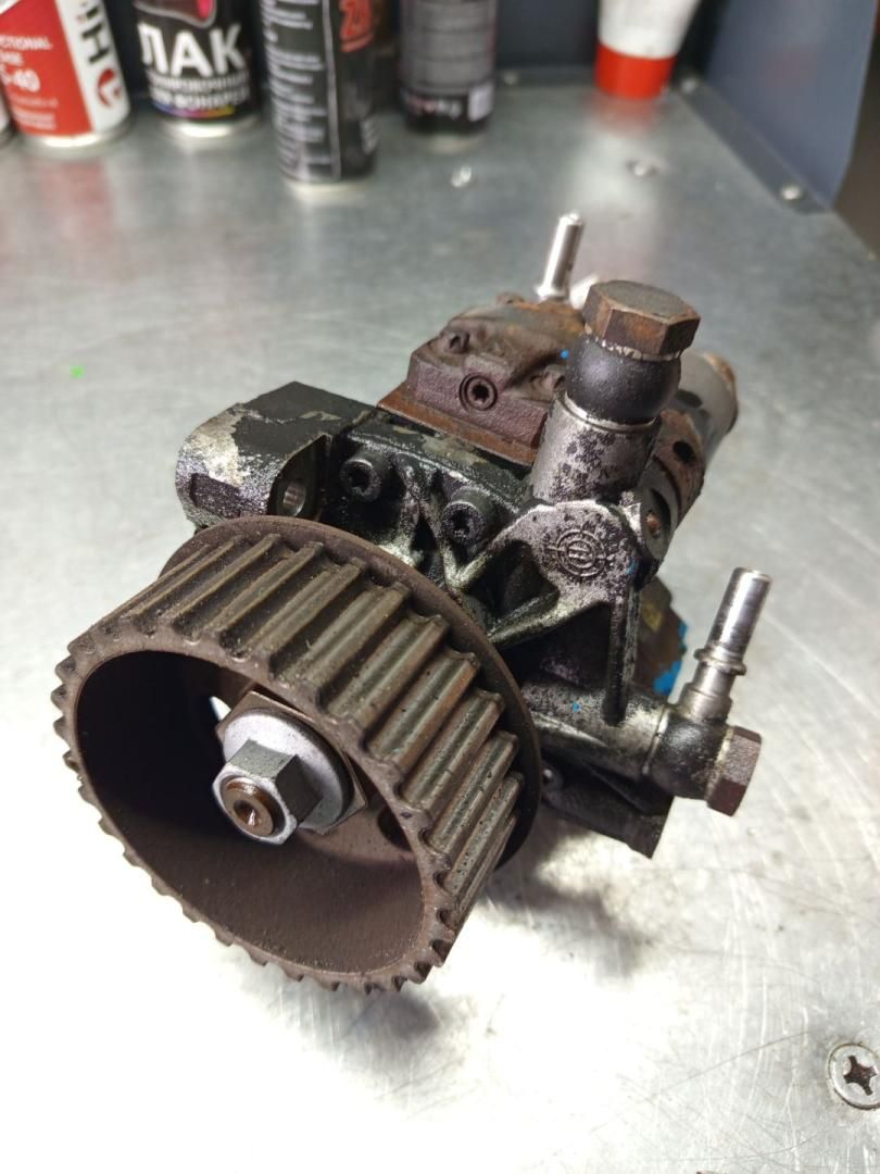 ТНВД Renault Megane 3 поколение (2008 - 2014), 1.5 л., K9K 836, дизель, 5WS40565, 167000938R, 8200704200, 167000061R, 1670000Q1M, 1670000Q1F, 1670000QAR, 1303800QAH, 167001945R, 5WS40977, A2C53252602, A2C59513595 - фото №1