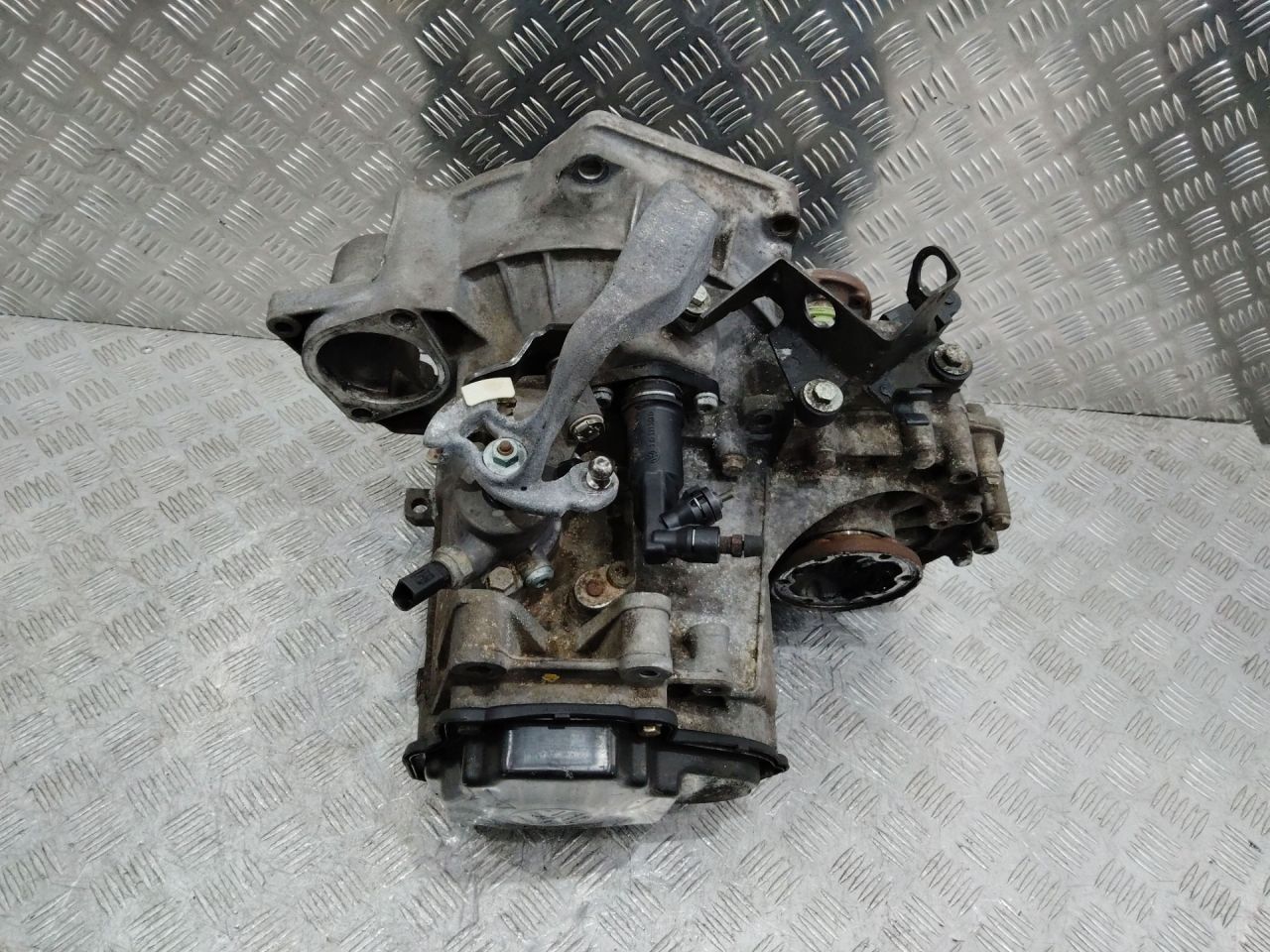 КПП механическая (МКПП) Volkswagen Golf 4 поколение 2000, 1.9 л., дизель, МКПП, EUH - фото №1