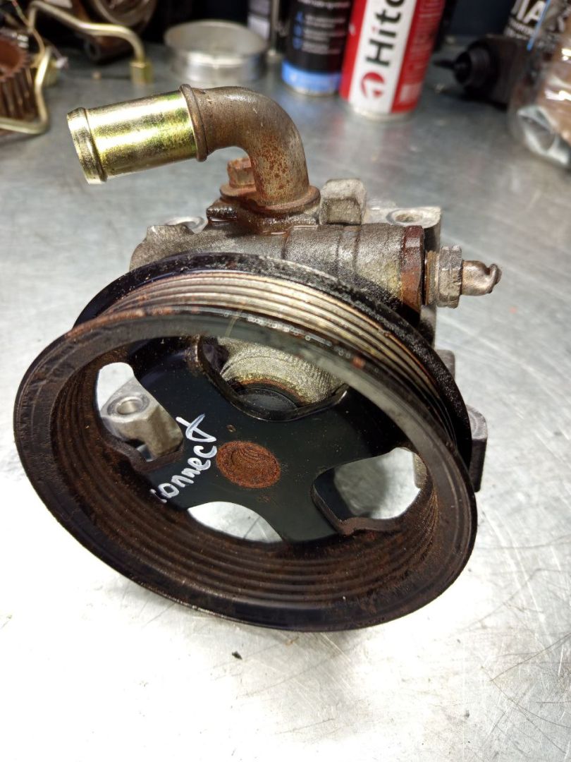 насос гидроусилителя руля Ford Tourneo Connect 1 поколение 2008, 1.8 л., R3PA, дизель, МКПП, FO009, 1351499, 1439617, 2T143A696AG, U2L065003, 5125207, 1434973, 1332452, 1355036, 4370976, 4370975, 2T143A696AJ, 2T14-3A696-AK, 1332451, 2T143A696AE, 2T143A696AH, 2T143A696AF - фото №1