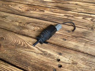 насос (моторчик) омывателя стекла BMW 3 серия E90/E91 [рестайлинг] E90 2010, 2.0 л., N43 B20 A, бензин, АКПП, седан