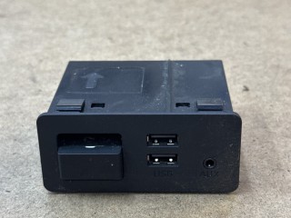 разъем AUX / USB Fiat 124 Spider 1 поколение 2017, 1.4 л., бензин, АКПП, красный, родстер, задний привод