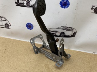 педаль сцепления Fiat 124 Spider 1 поколение 2017, 1.4 л., бензин, АКПП, красный, родстер, задний привод