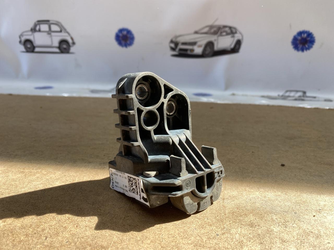 кронштейн радиатора Alfa Romeo Stelvio 1 поколение 949 2019, 2.0 л., бензин, АКПП, внедорожник 5 дв., полный привод - фото №1