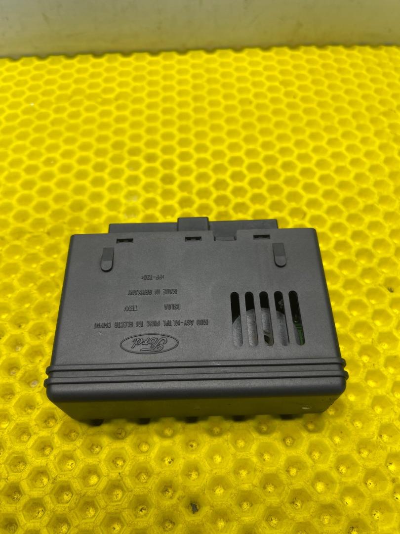 блок комфорта Ford Focus 1 поколение 2001, 2.0 л., EDDB, бензин, АКПП, седан - фото №1