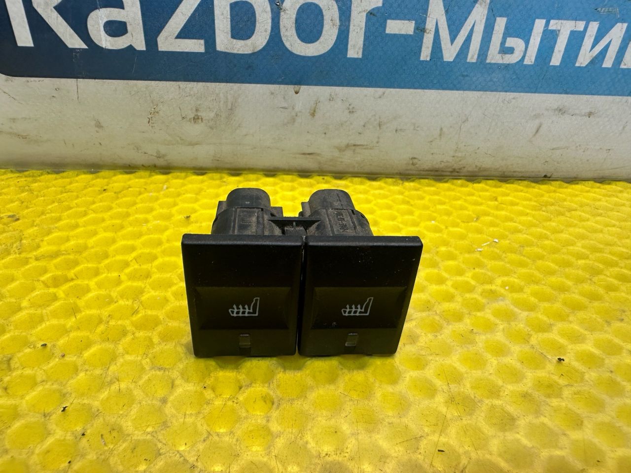 кнопка обогрева сидений Ford Mondeo 3 поколение 2002, 2.0 л., бензин, МКПП, седан, 1S7T-19K314-AA - фото №1