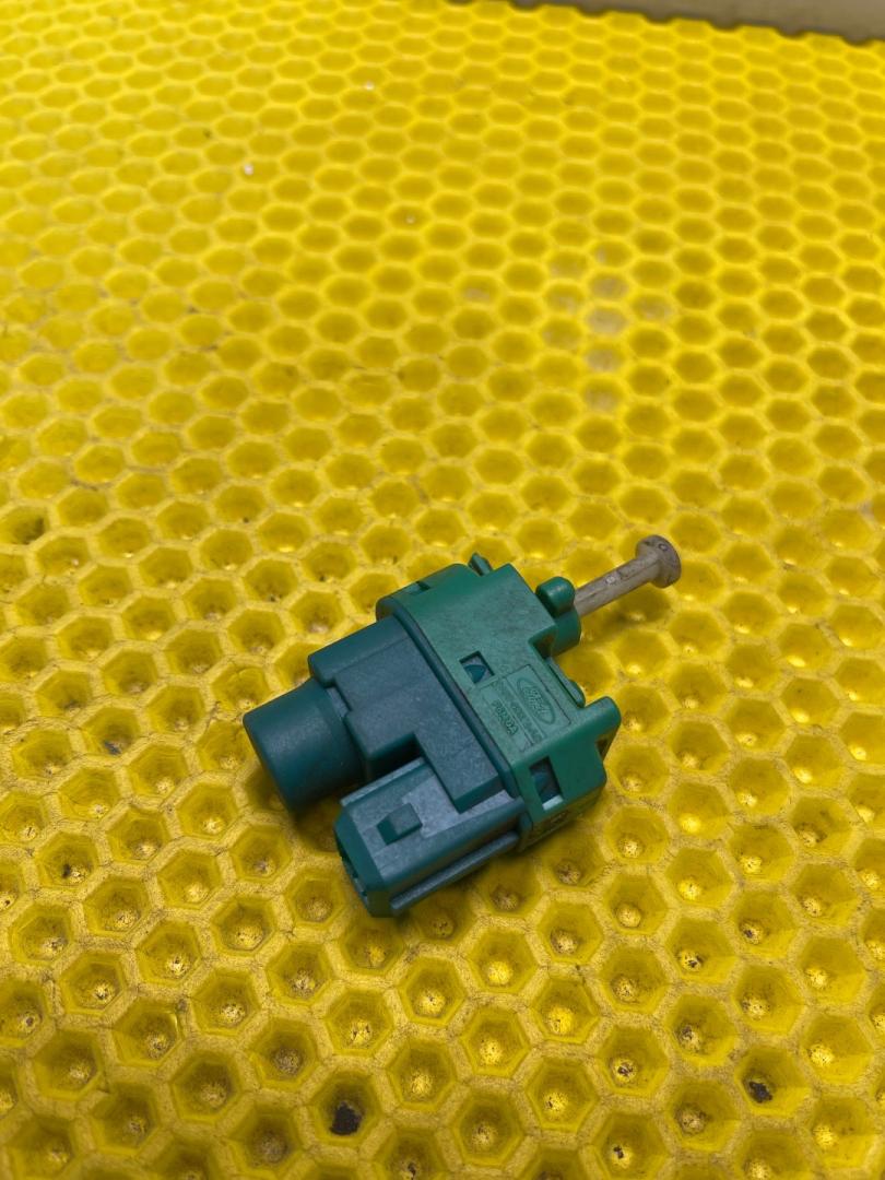 Датчик педали тормоза (лягушка) Ford Focus 1 поколение 2001, 2.0 л., EDDB, бензин, АКПП, седан, 9488-9C872-AC - фото №1